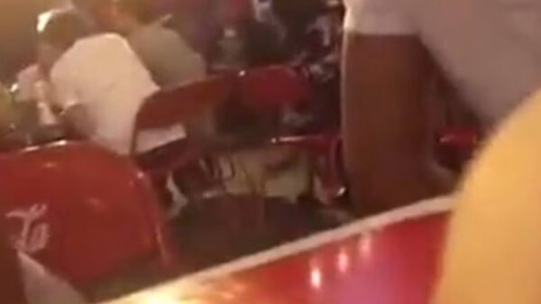Tras golpiza a un empleado, reviven video íntimo grabado en la taquería Orinoco