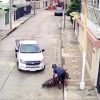 VIDEO: Conductor frustra robo a señora y atropella a ladrón en varias ocasiones
