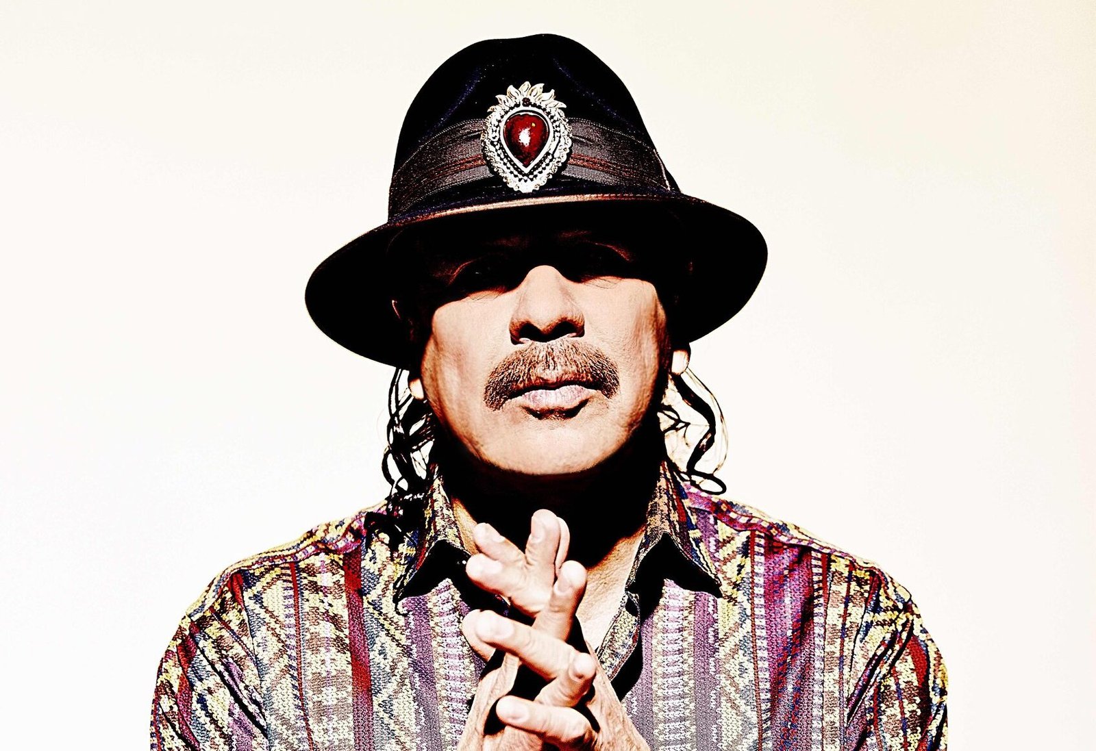 Carlos Santana pide perdón tras ser puesto en la mira por comentarios transfóbicos