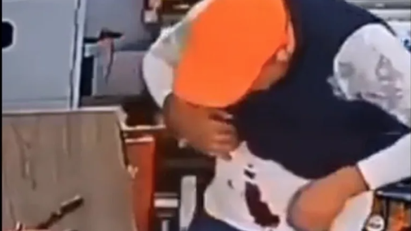 VIDEO: Sujeto se apuñala el estómago para conocer qué tan filosa era una navaja