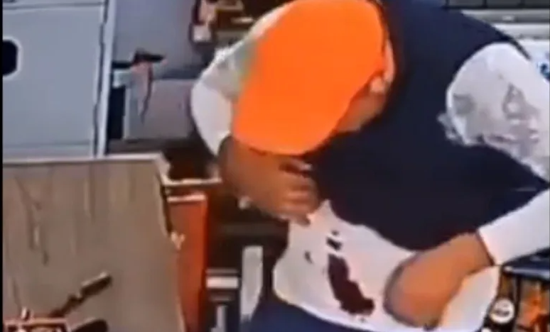 VIDEO: Sujeto se apuñala el estómago para conocer qué tan filosa era una navaja