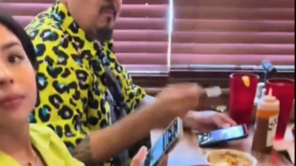 Llaman "tacaños" a la familia Aguilar por dejar poca propina en un restaurante