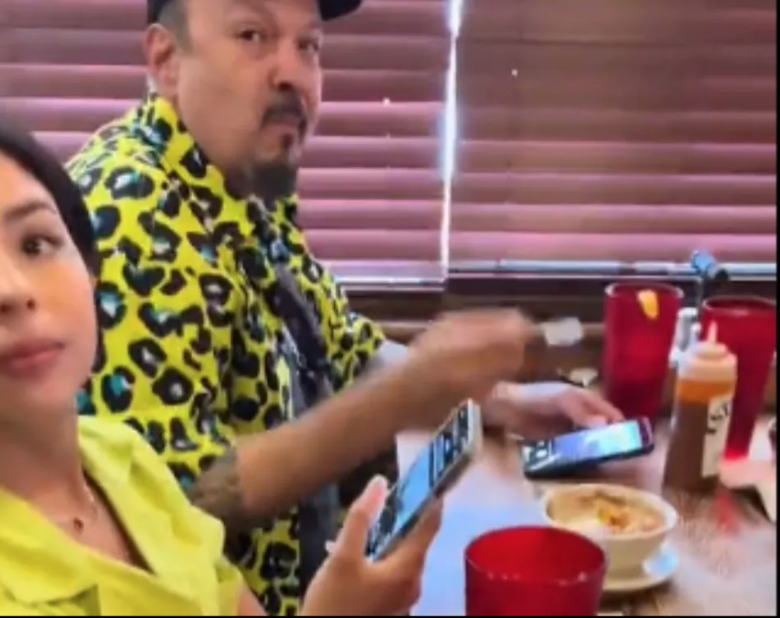 Llaman "tacaños" a la familia Aguilar por dejar poca propina en un restaurante