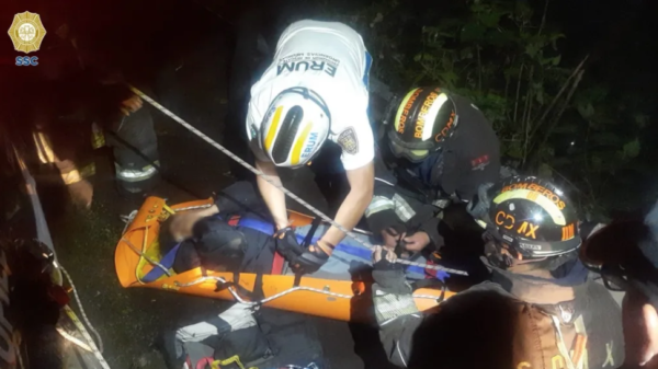 Rescatan a dos personas que cayeron a un barranco de la Picacho-Ajusco en Tlalpan
