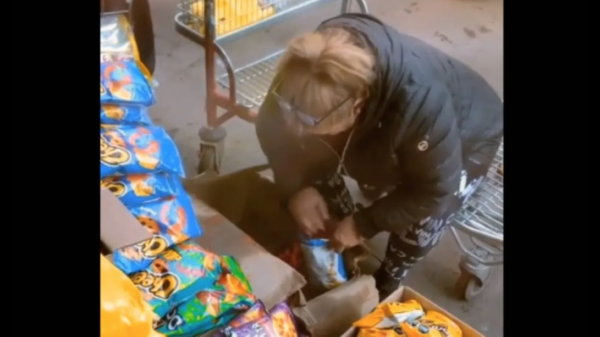 VIDEO: Descubren a mujer rellenando empaques de Cheetos y sin medidas de higiene