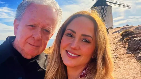 Andrea Legarreta rompe en llanto y confiesa que no puede comunicarse con su padre en Acapulco