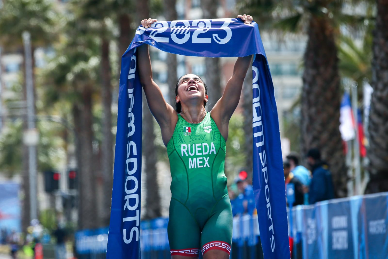 Lizeth Rueda conquista oro histórico en el triatlón de Santiago 2023