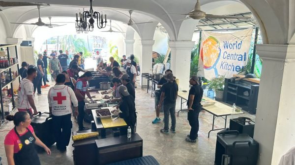 Apoyo internacional comienza hacerse presente en Acapulco tras devastación provocada por huracán Otis
