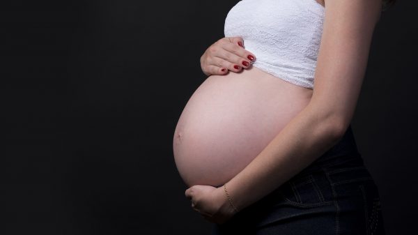 Muere conductora de televisión a los 38 años—estaba embarazada y tenía 6 meses de gestación