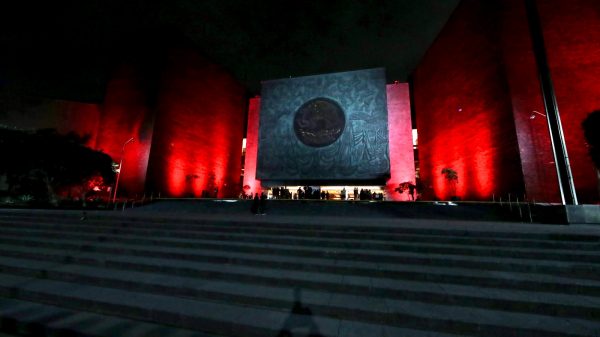 Iluminan de rojo frontispicio de la Cámara de Diputados en conmemoración del Día Mundial de la Respuesta al VIH