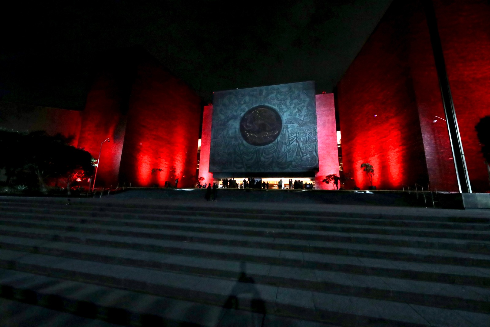 Iluminan de rojo frontispicio de la Cámara de Diputados en conmemoración del Día Mundial de la Respuesta al VIH