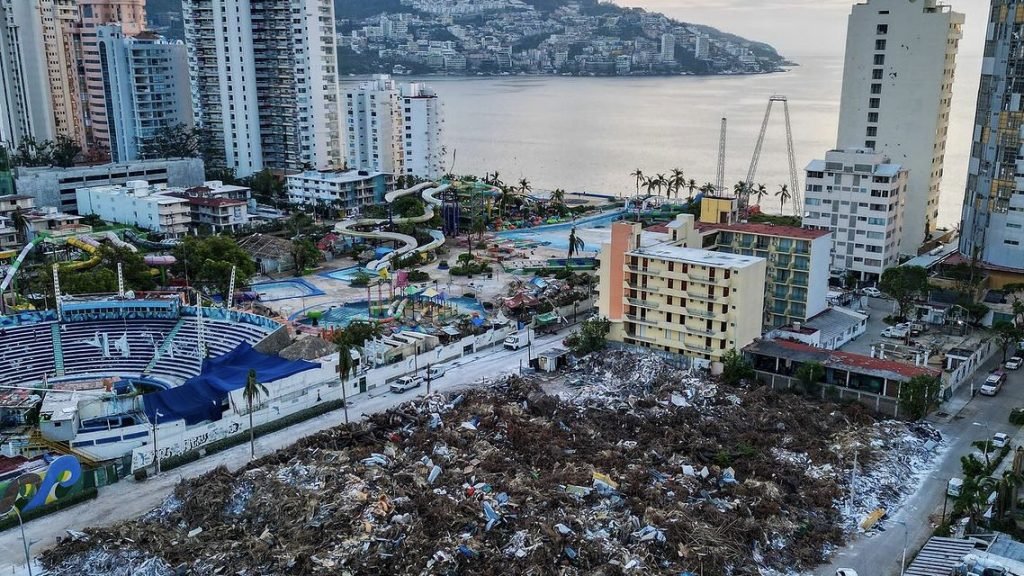 Acapulco sumido en la basura a más de un mes del paso del Huracán "Otis ...