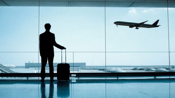Demandan prohibir y sancionar sobreventa de boletos de avión
