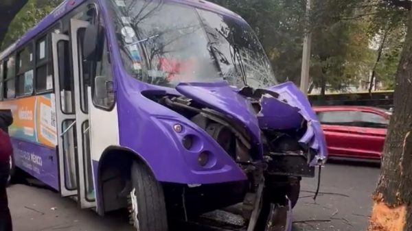Accidente en Reforma: Camión se estrella con un árbol y deja como saldo 25 heridos