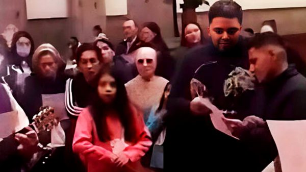 VIDEO: Pertubadora presencia es captada en plena posada de una iglesia