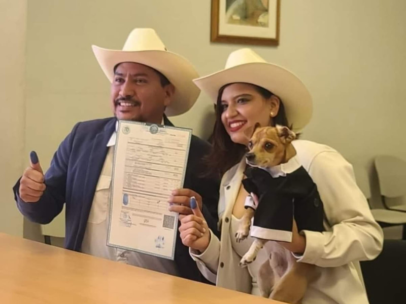 Perrito firma como testigo en la boda de sus dueños en Sonora