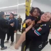 VIDEO: Desgreñan a Lady Coppel tras insultos a policías en Puebla
