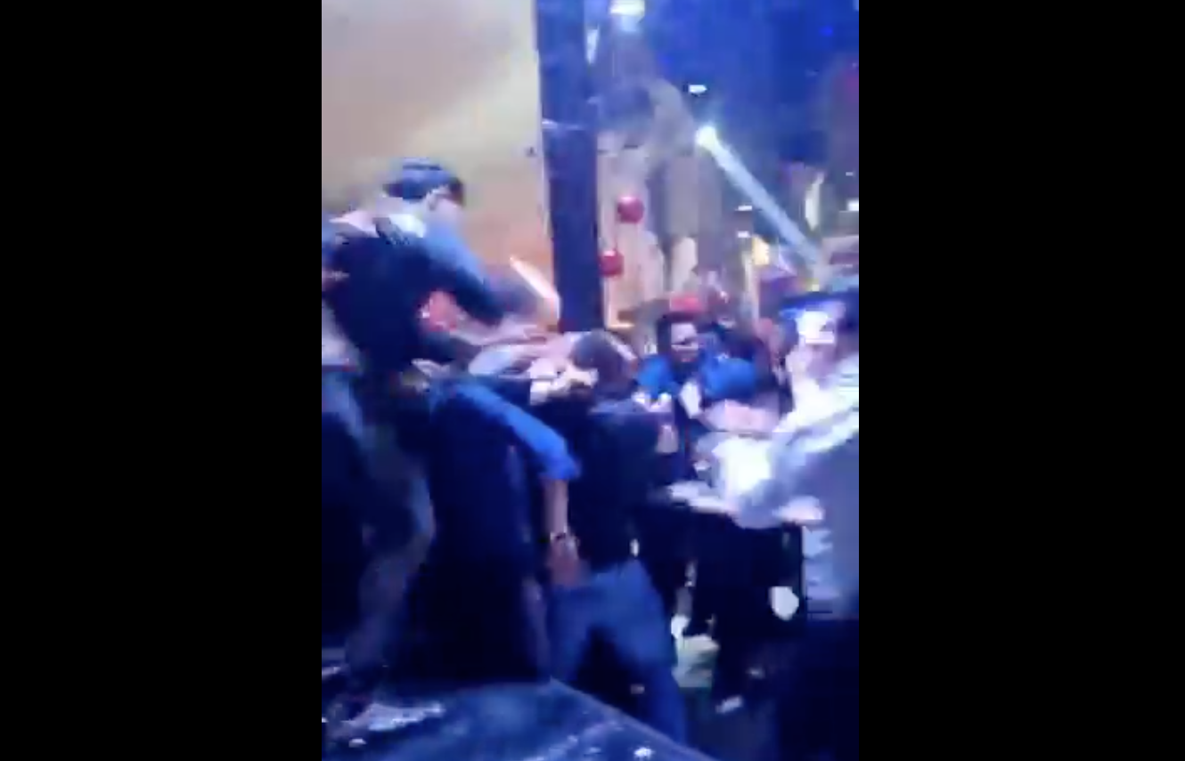 VIDEO: Graban a famoso cantante en brutal pelea con sus propios fans