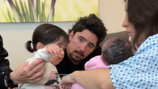Álex Fernández comparte tierno video del momento en que sus hijas se conocieron