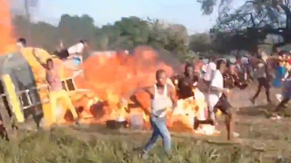 VIDEO: Captan momento justo en que una pipa explota mientras decenas de personas saqueaban gasolina