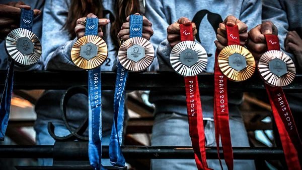 Medallas olímpicas tendrán un pedazo de la torre Eiffel
