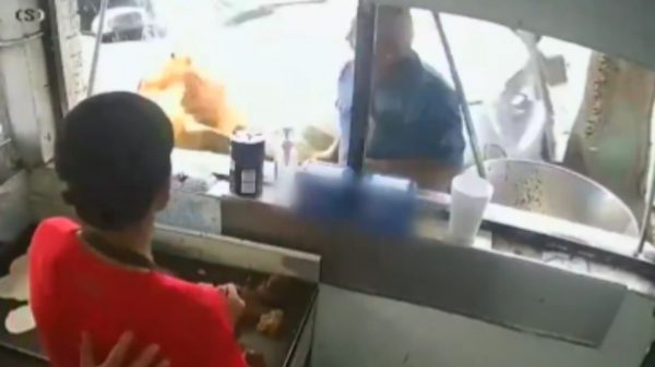 VIDEO: Hombre esperaba sus tacos de carnitas y casi termina muerto