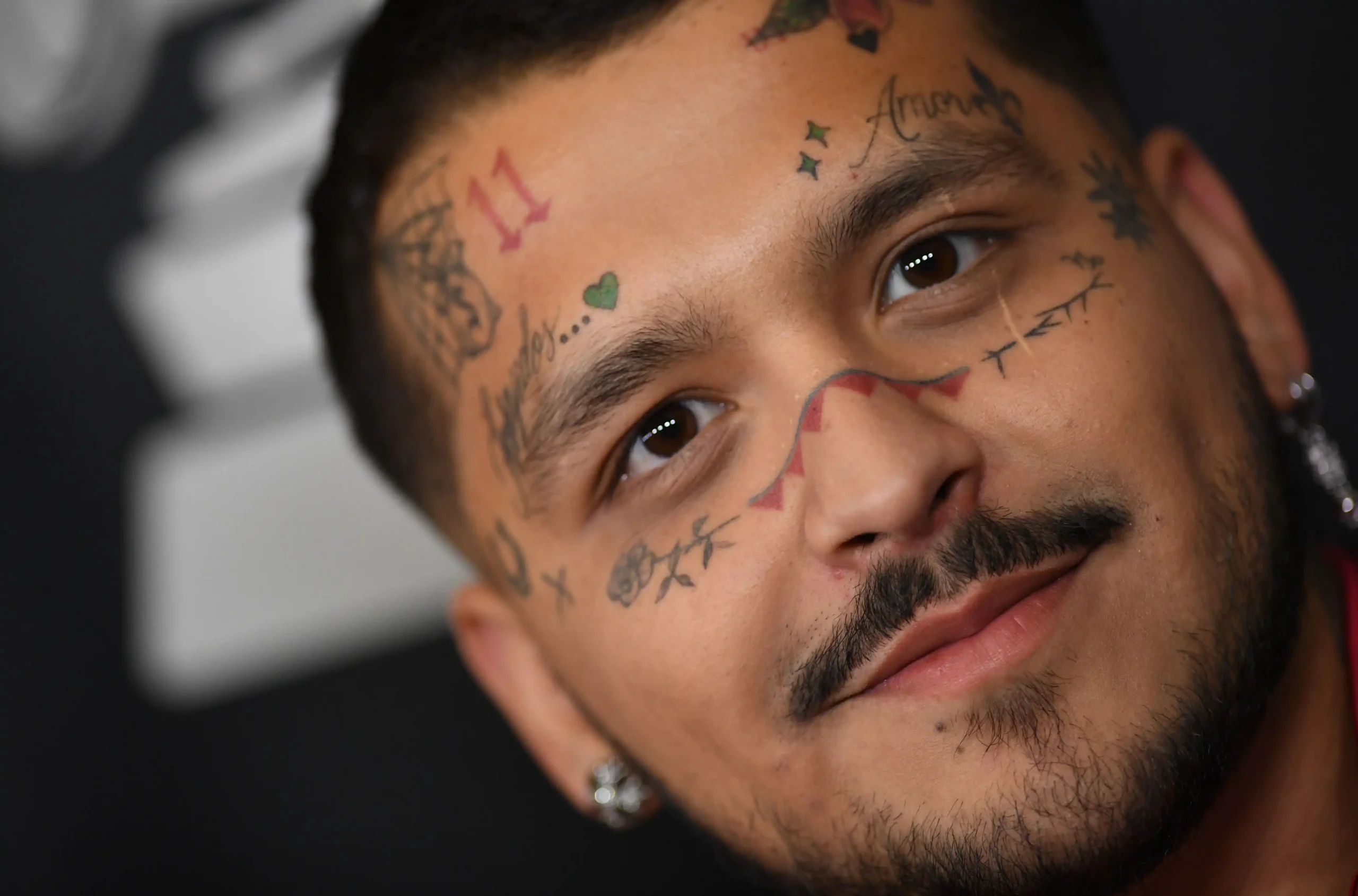 Christian Nodal Sorprende al Compartir sus Primeras Fotos sin Tatuajes en la Cara