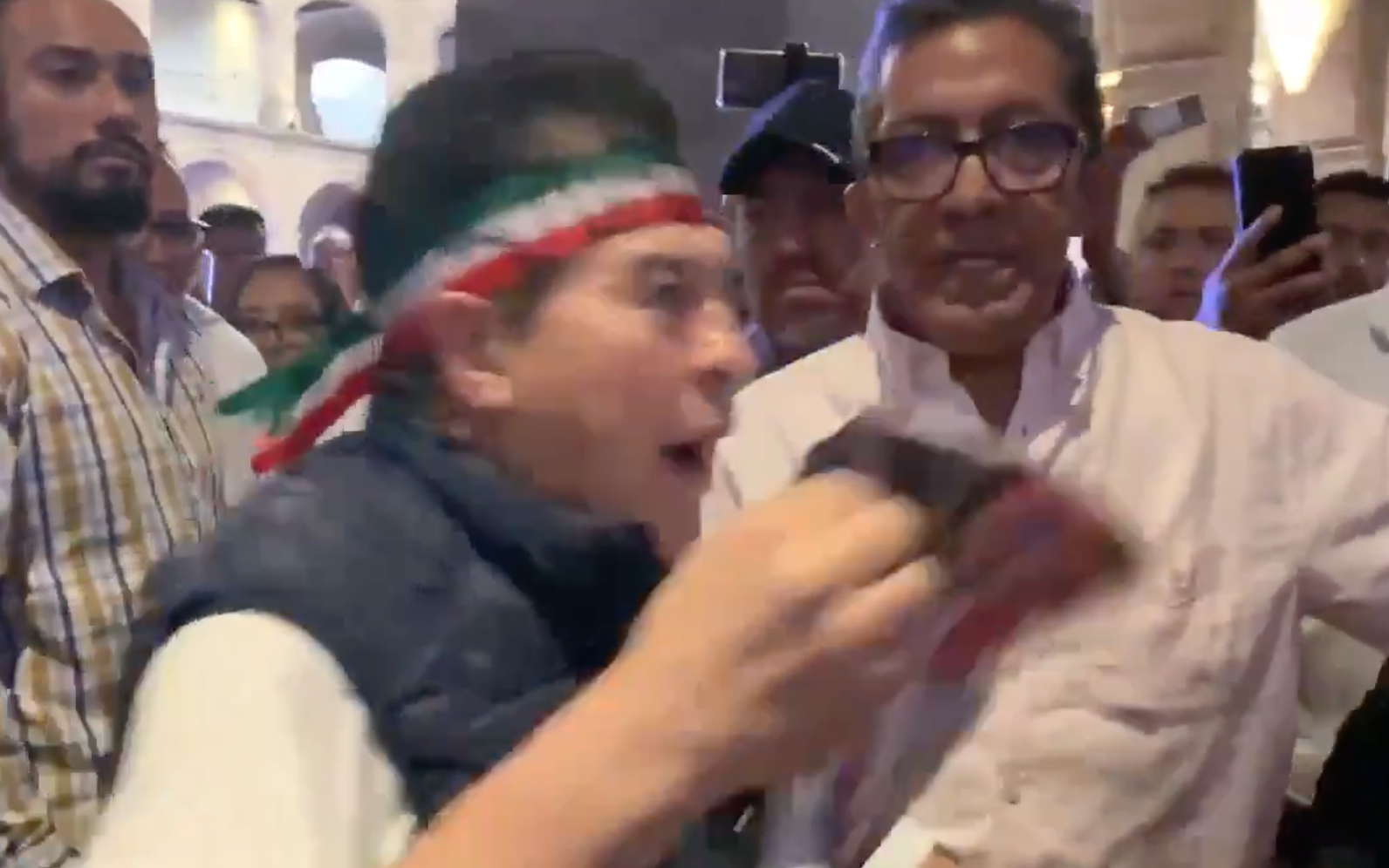 Juanito irrumpe en evento de Clara Brugada para gritarle: "Traidora... me robó Iztapalapa!"