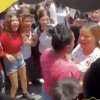 Madres de estudiantes se agreden frente a secundaria en Jalisco y el video se vuelve viral