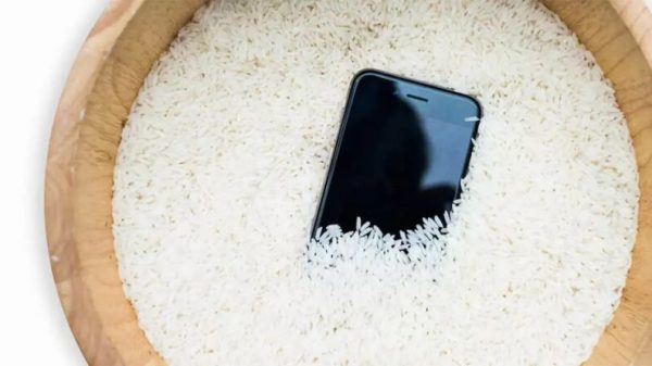 ¡Olvídate del arroz! Estas son las mejores alternativas para secar tu celular mojado