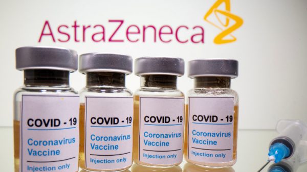 AstraZeneca reconoce que que su vacuna contra Covid podría provocar trombosis