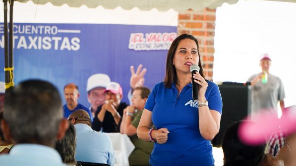 Apoyan taxistas de Irapuato por tres años más a Lorena Alfaro
