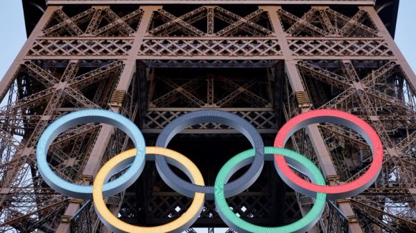 VIDEO: La Torre Eiffel se engalana con los 5 aros de los Juegos Olímpicos París 2024