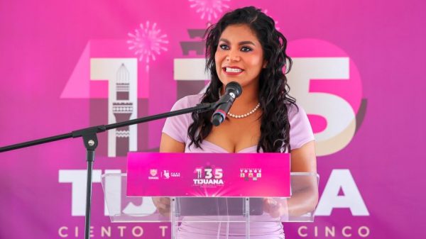 Alcaldesa de Tijuana se adueña de elevador de presidencia municipal (VIDEO)