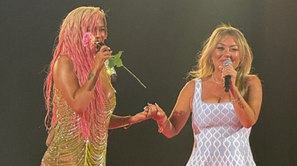 Amaia Montero reaparece tras dos años fuera de los escenarios y canta 'Rosas' junto a Karol G