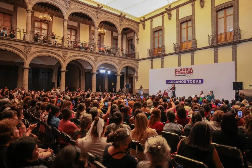 Mujeres de 60 a 64 años recibirán un apoyo previo a pensión de adulto mayor, señala Sheinbaum