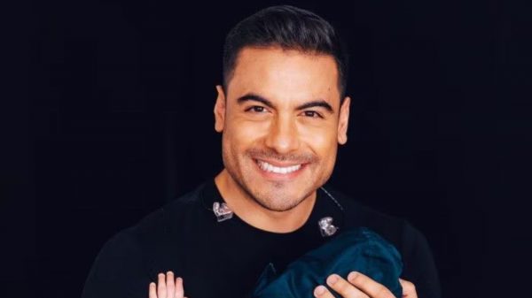 Carlos Rivera Conmueve a Sus Seguidores con una Emotiva Foto de Su Hijo León en el Aniversario de Su Padre