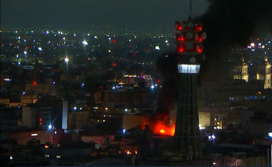 Se registra fuerte incendio en edificio del Centro Histórico de la CDMX ...