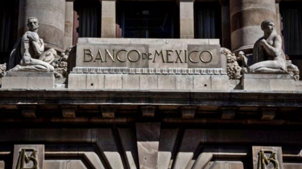 El Banco de México (Banxico) anunció este jueves una reducción de 25 puntos base en su tasa de referencia, llevándola al 10.75%. Esta es la segunda disminución en lo que va del año, una medida que sorprende dado el contexto de incertidumbre económica. La decisión del banco central ocurre en un momento de notable inestabilidad del peso mexicano y un reciente aumento en la inflación, factores que tradicionalmente impulsarían políticas más restrictivas. Sin embargo, Banxico optó por flexibilizar ligeramente su política monetaria. En su informe, Banxico explicó que, aunque la inflación sigue siendo un tema preocupante, la evolución reciente justifica un cambio en su enfoque. “Si bien el panorama inflacionario aún amerita una postura restrictiva, la evolución que ha presentado implica que es adecuado reducir el grado de apretamiento monetario”, detalló el documento. Además, Banxico subrayó que la decisión de bajar la tasa en 25 puntos base fue tomada por mayoría. Esto refleja un consenso entre los miembros del banco central sobre la necesidad de ajustar las condiciones monetarias para adaptarse a la situación actual. El ajuste de la tasa de referencia a 10.75% busca equilibrar la necesidad de controlar la inflación mientras se ofrece cierto alivio a la economía en un contexto de volatilidad.