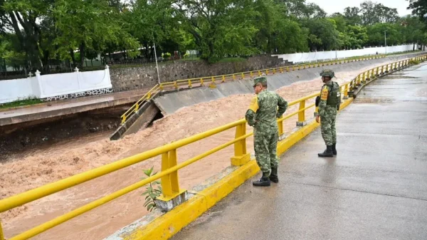 Alertan a población aledaña a río Balsas por desfogue de las presas El Infiernillo y La Villita en Michoacán