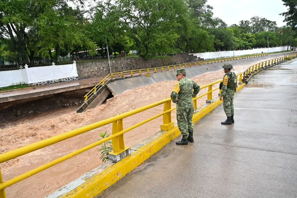 Alertan a población aledaña a río Balsas por desfogue de las presas El Infiernillo y La Villita en Michoacán