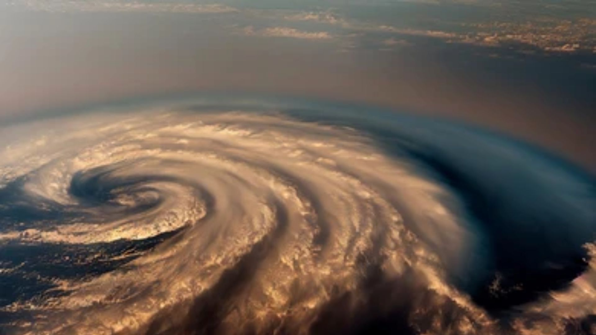 Video: Capturan el ojo del huracán 'Helene' desde un avión casahuracanes