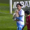 ¿Por qué Guillermo Ochoa salió con un perro en brazos en el partido del AVS Futebol SAD?