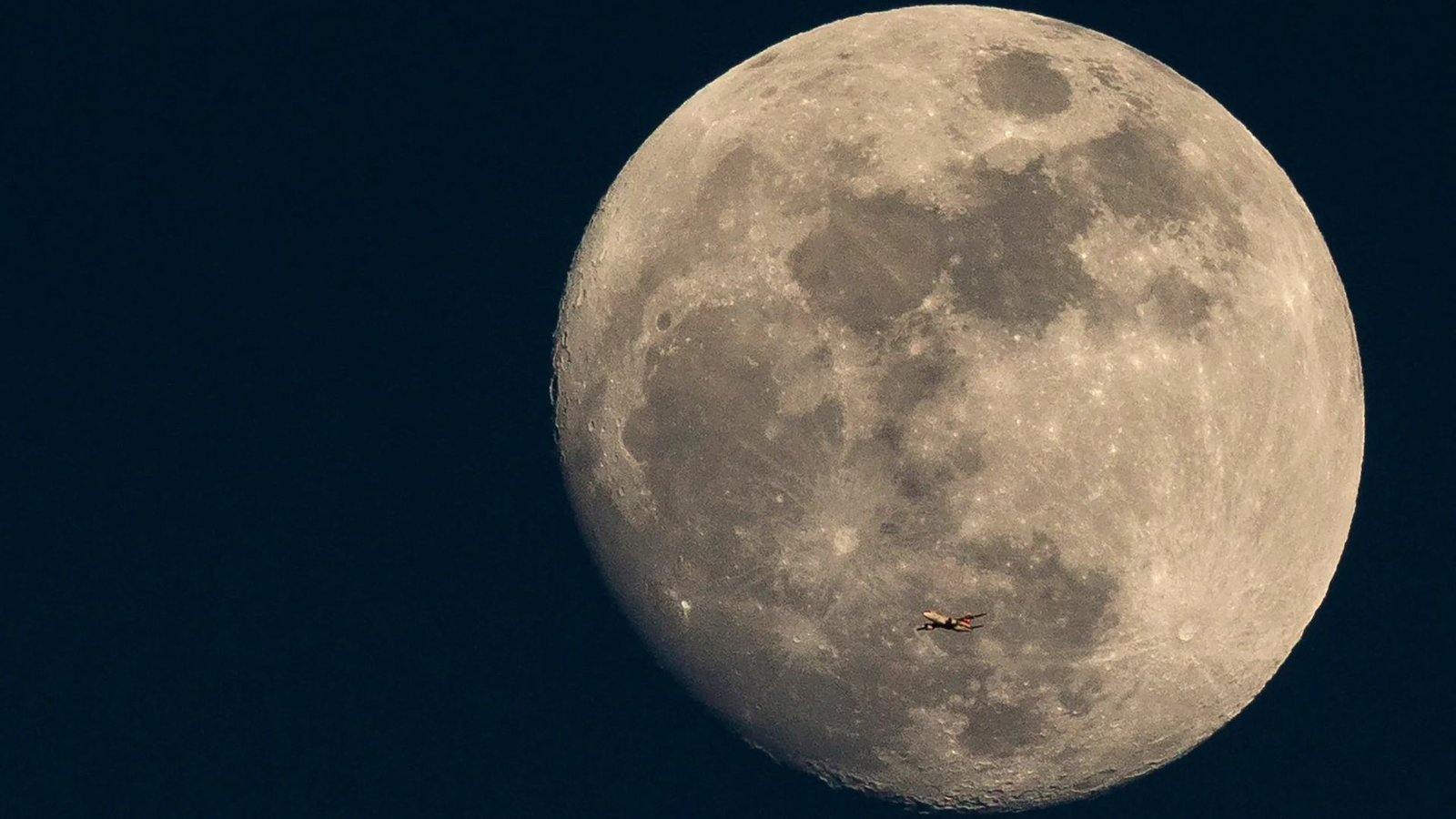 La Luna de Castor y Cuatro Fenómenos Astronómicos que No Te Puedes Perder