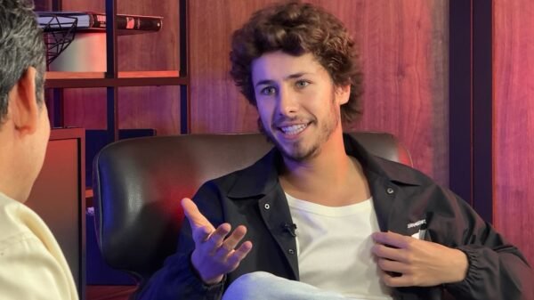 Juanpa Zurita se doblega en plena entrevista y recuerda cuando le decían ‘Porky’ por tartamudo