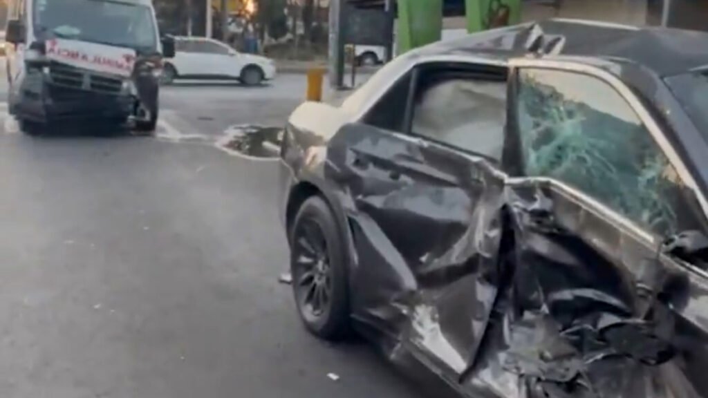 Choque entre una ambulancia y un auto particular deja dos lesionados ...