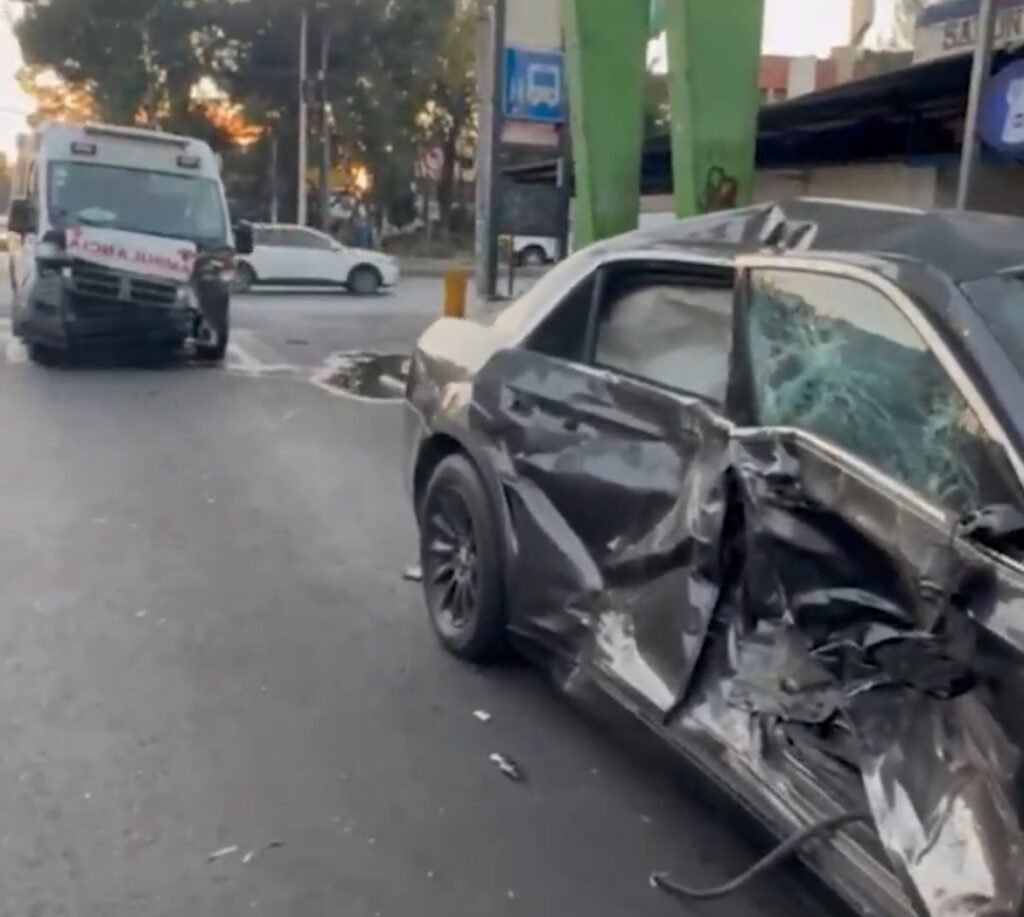 Choque entre una ambulancia y un auto particular deja dos lesionados ...