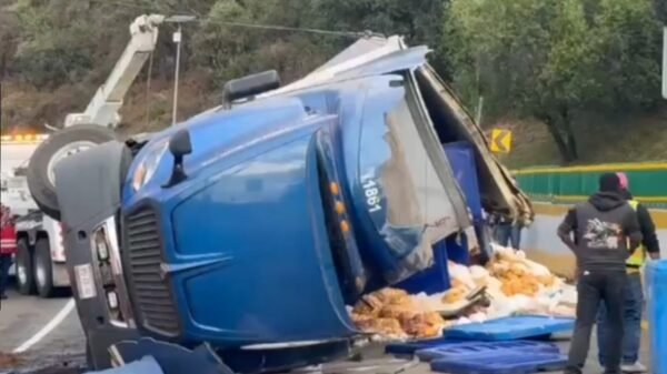 Caos en la México-Cuernavaca: tráiler con pollos vuelca y cierra la autopista