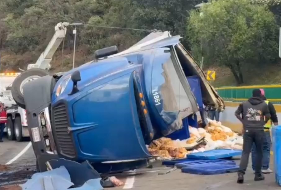 Caos en la México-Cuernavaca: tráiler con pollos vuelca y cierra la autopista