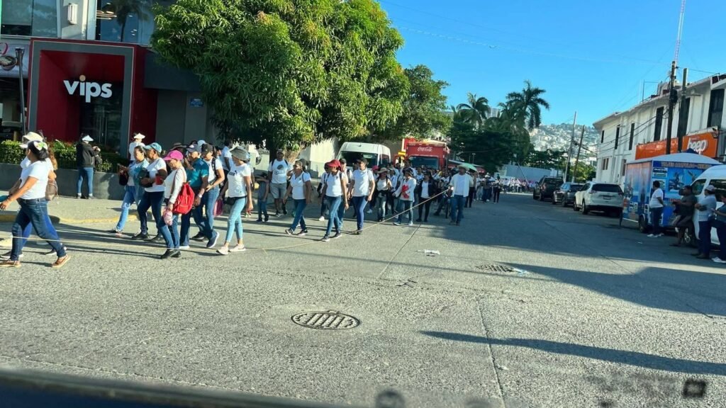 Maestros realizan marcha bloqueo en la costera de Acapulco - México Ya